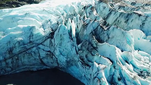 鸟瞰图湾和锯齿状冰川边缘在阿拉斯加视频素材