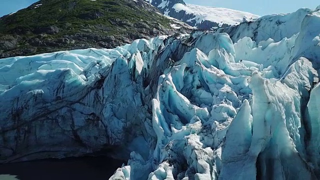 鸟瞰图淘出冰川裂缝在阿拉斯加视频素材