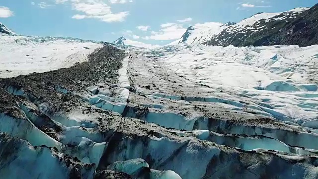 鸟瞰图横跨冰川在阿拉斯加视频素材