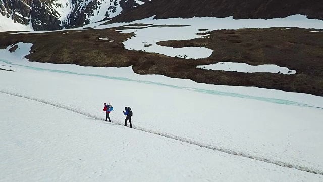 鸟瞰阿拉斯加雪景中的远足者视频素材