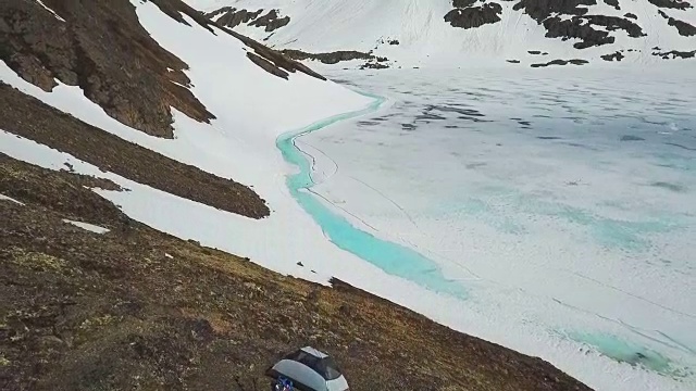 鸟瞰图露营上方蓝色冰川河视频素材