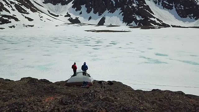 鸟瞰图露营在冰冻，岩石景观视频素材