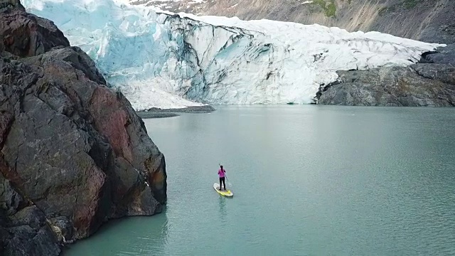 鸟瞰图冰川和妇女桨板视频素材