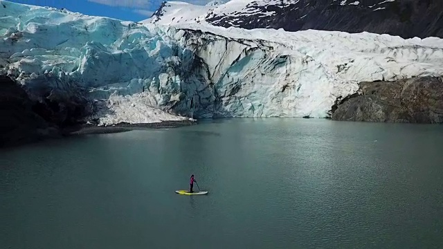 鸟瞰图上的女人在海湾与冰川视频素材