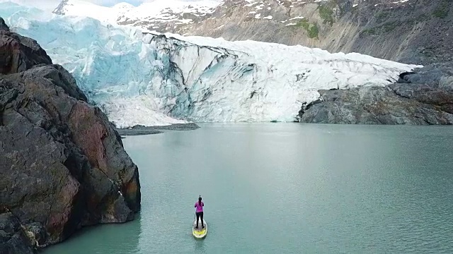 鸟瞰图上的女人在海湾与冰川视频素材