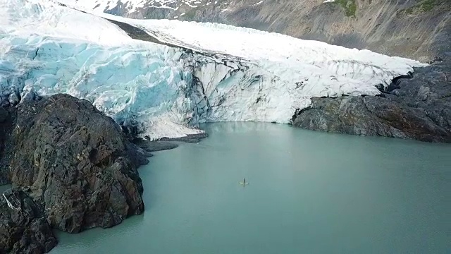 鸟瞰图妇女桨板和冰川视频素材