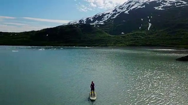 鸟瞰图360女人在海湾与冰川视频素材