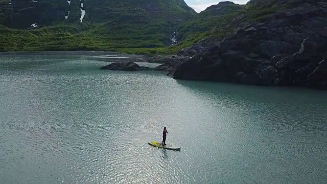 鸟瞰图360妇女在海湾与冰川划桨视频素材