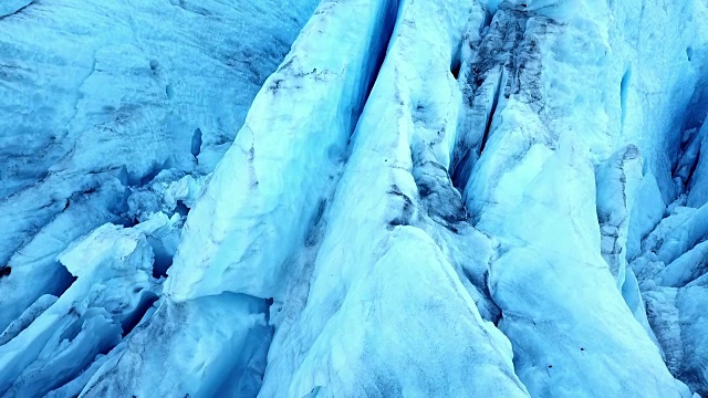 空中向前上升:广阔的冰川区域视频素材