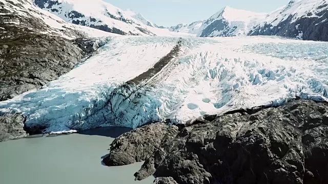 天线:岩石，湖泊，冰川和山脉视频素材