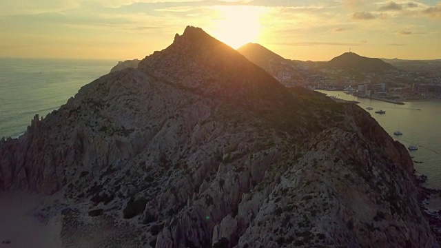 腾空:在岩石峭壁上的山峰视频素材