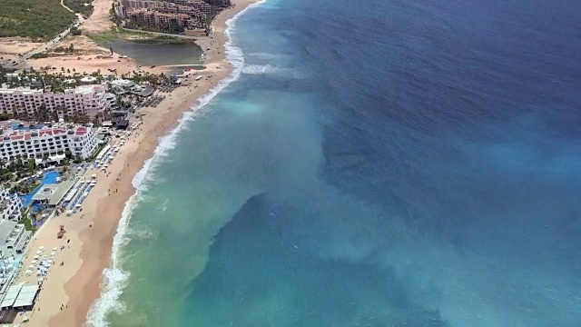 空中向前:墨西哥湾的豪华建筑视频素材