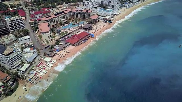 空中向前:水溅到岸边视频素材