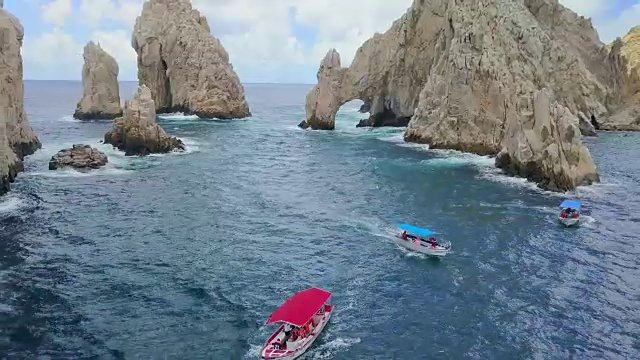 空中向后:在卡波圣卢卡斯拱门的背景下划船视频素材