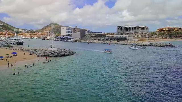 空中向前:墨西哥海滩上的游客视频素材