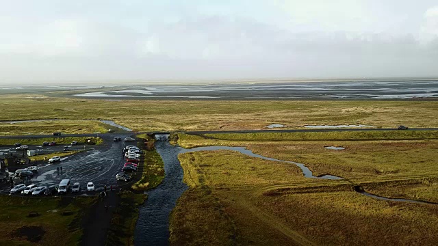 冰岛，游客在Seljalandsfoss Skogafoss附近停车视频素材