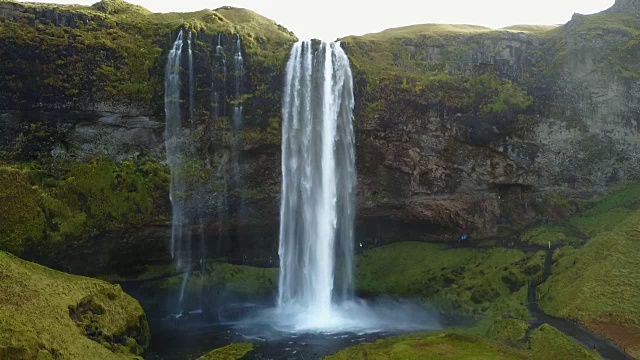 Seljalandsfoss Skogafoss瀑布的无人机视角视频素材