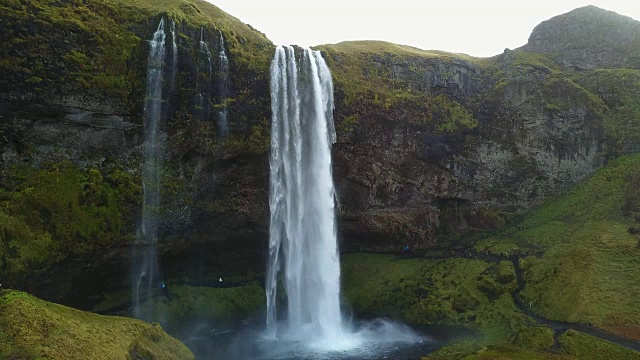 Seljalandsfoss Skogafoss瀑布的无人机视角视频素材