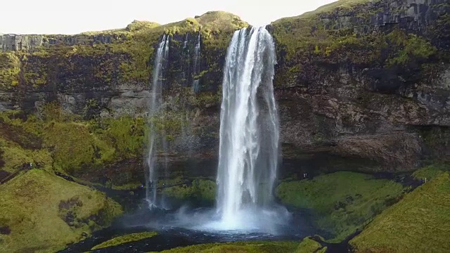 Seljalandsfoss Skogafoss瀑布的无人机视角视频素材