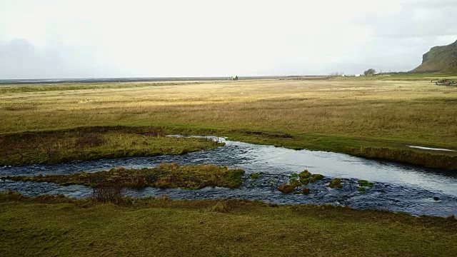 冰岛平原景观和一条河视频素材