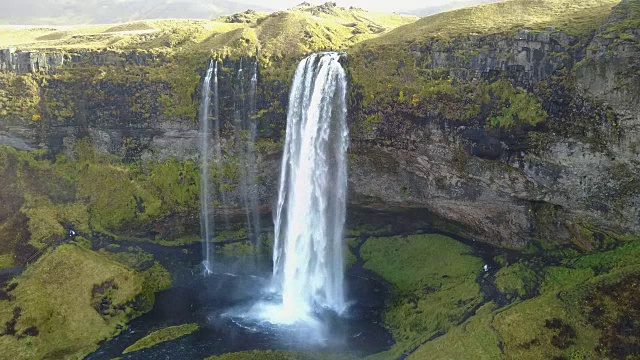 Seljalandsfoss Skogafoss瀑布和无人机视角下的景观视频素材