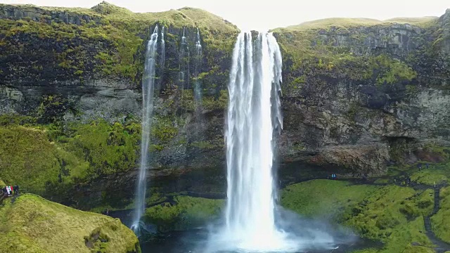 Seljalandsfoss Skogafoss瀑布和无人机视角下的景观视频素材