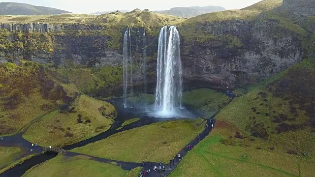 Seljalandsfoss Skogafoss瀑布和无人机视角下的景观视频素材