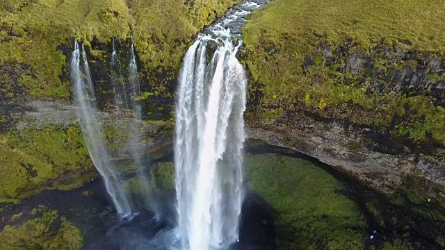 Seljalandsfoss Skogafoss瀑布和无人机视角下的景观视频素材