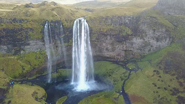 Seljalandsfoss Skogafoss瀑布和无人机视角下的景观视频素材