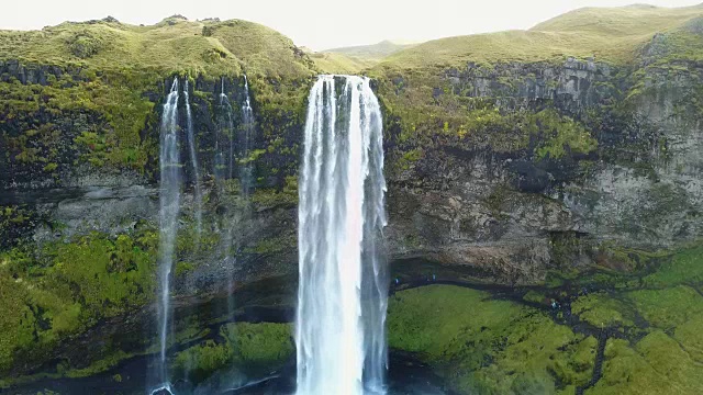 Seljalandsfoss Skogafoss瀑布和无人机视角下的景观视频素材