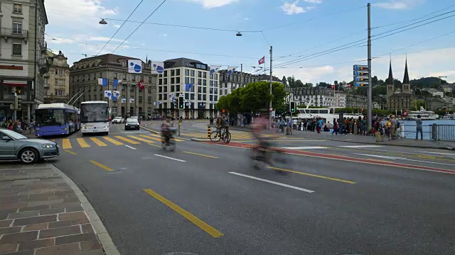 时间流逝的交通和行人在卢塞恩市。卢塞恩，瑞士卢塞恩州。视频素材