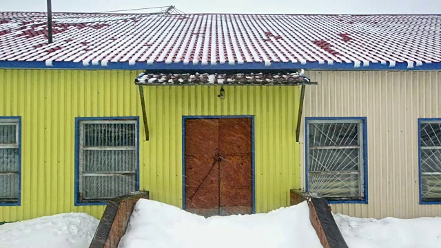 暴风雪，雪从屋顶上落下视频素材