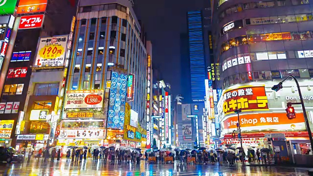 新宿区雨夜人行横道人行横道。日本东京，4K延时。视频素材