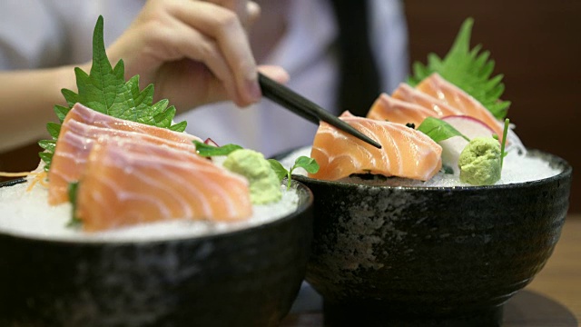 日式餐厅的三文鱼生鱼片视频素材