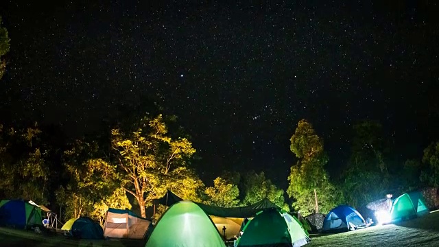 TL TU露营集团在星空下闪耀。旅游户外活动概念。视频素材