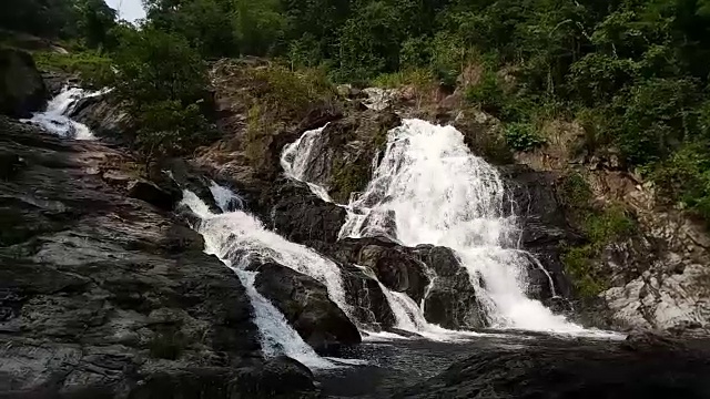 瀑布在森林视频素材