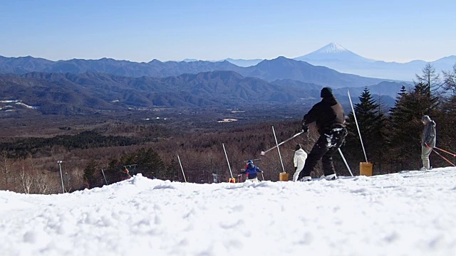 滑雪胜地和富士山的斜坡视频素材