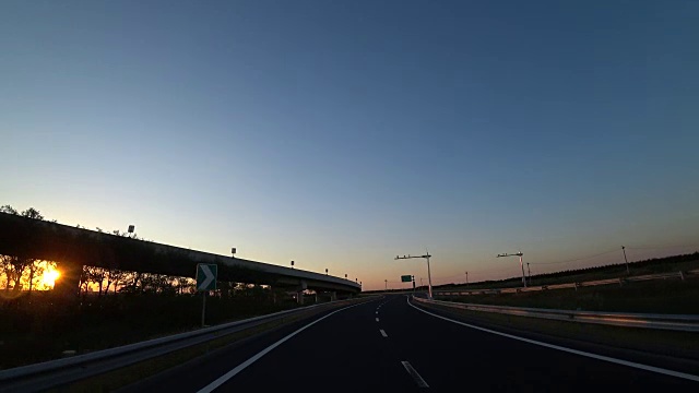 在高速公路上迎着夕阳行驶视频素材