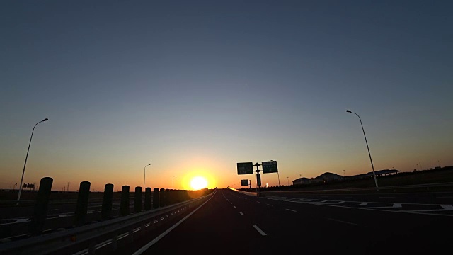 在高速公路上迎着夕阳行驶视频素材