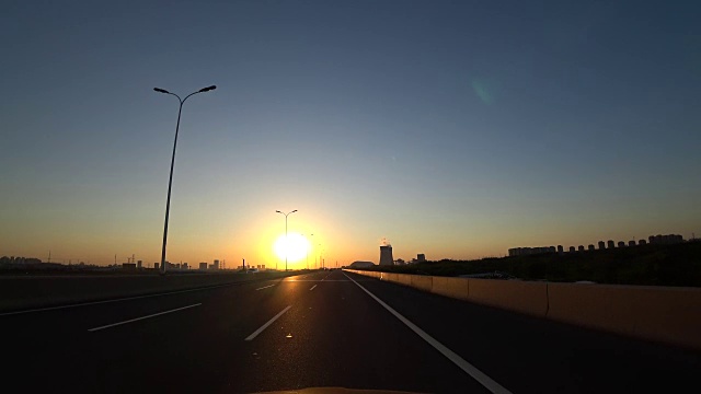 在高速公路上迎着夕阳行驶视频素材