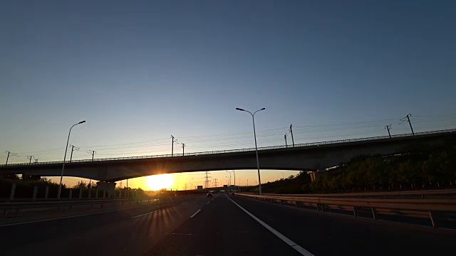 在高速公路上迎着夕阳行驶视频素材