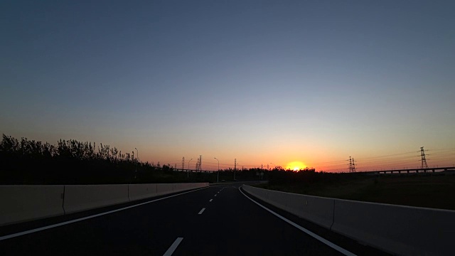 在高速公路上迎着夕阳行驶视频素材