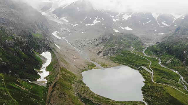 风景鸟瞰图的湖在瑞士阿尔卑斯山视频素材