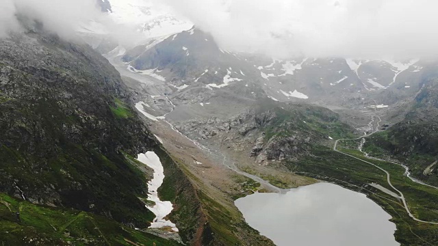 风景鸟瞰图的湖在瑞士阿尔卑斯山视频素材