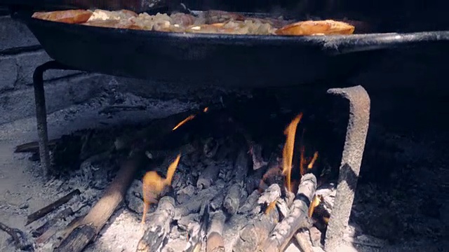 典型的西班牙海鲜饭，用自然火烹制视频素材