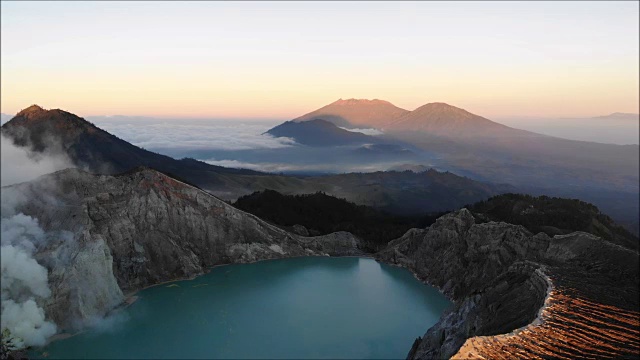 印尼东爪哇卡瓦伊真火山口的鸟瞰图视频素材