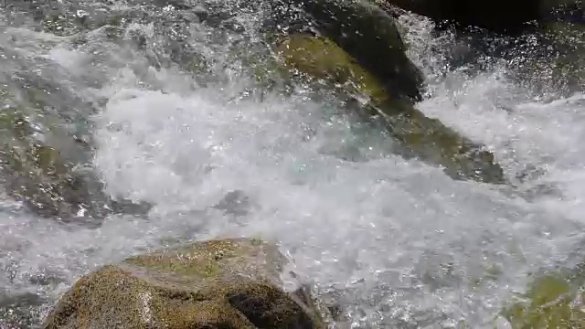 湍急的水流在缓慢的运动，高山河流的近景视频素材