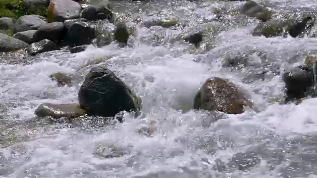 山河在石头上的水流在缓慢的运动，近距离视频素材