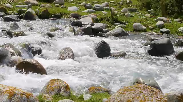 石质山区河流与快速水流在吉尔吉斯斯坦视频素材