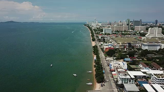 美丽的海滩鸟瞰图。高角度的芭堤雅视频素材